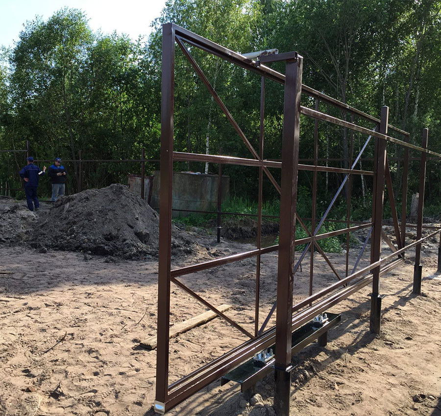 Варианты ворот на винтовых сваях в Воронежской области